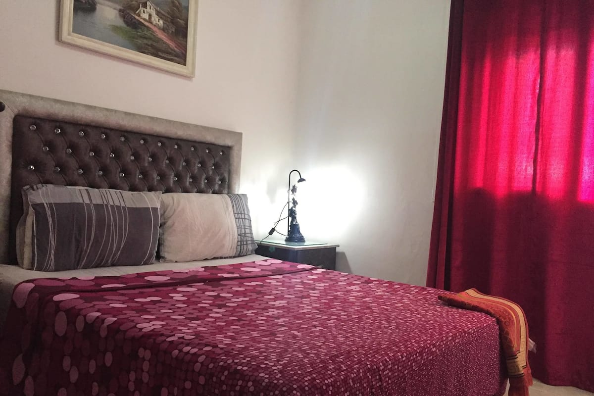 Decoración personalizada, muebles diferentes y cortinas blackout