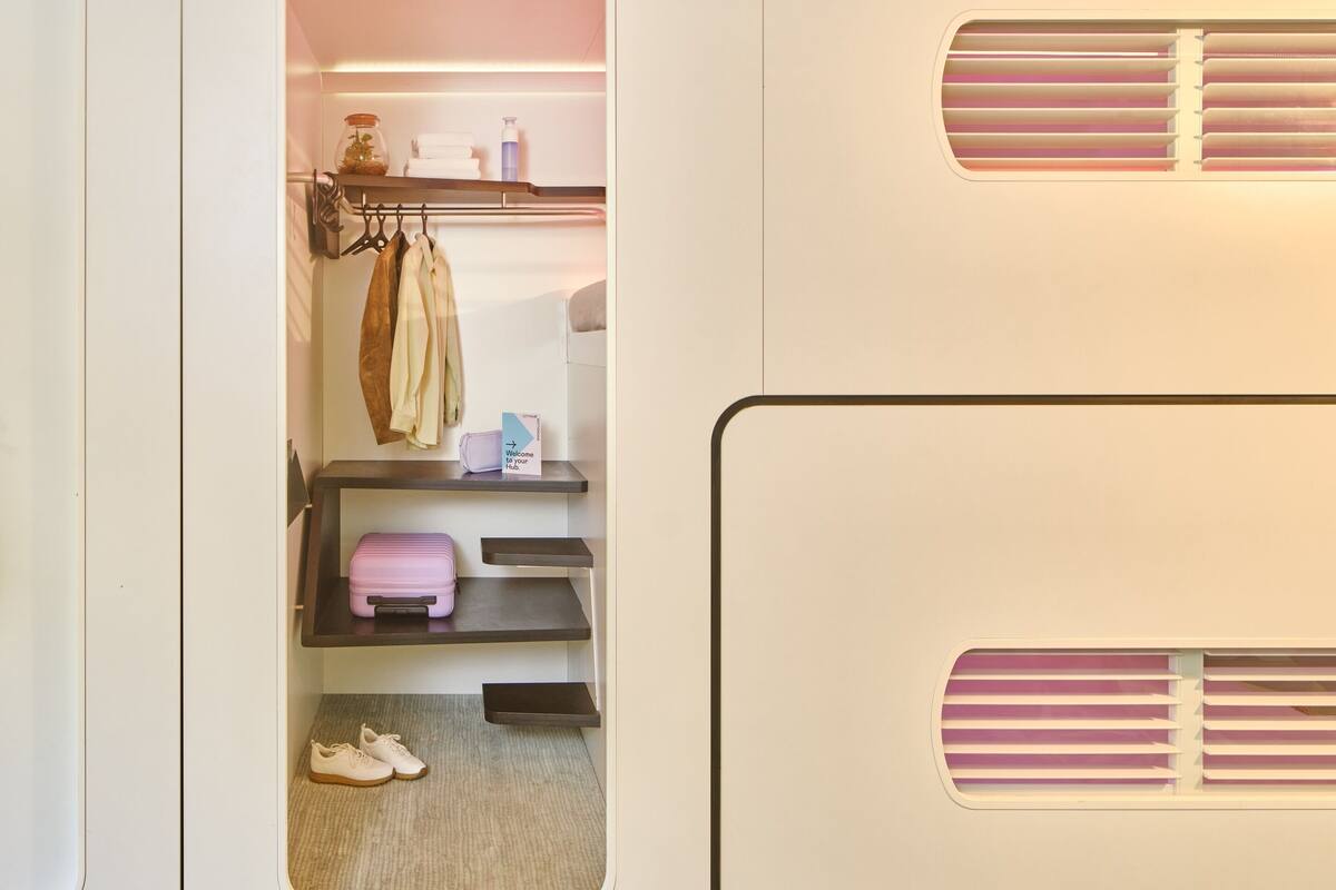 Un placard compact et bien aménagé, doté d’une tringle pour suspendre les vêtements, d’étagères et d’un porte-chaussures.