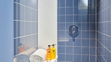 Tweepersoonskamer, 1 queensize bed, gedeelde badkamer | Badkamer met douche