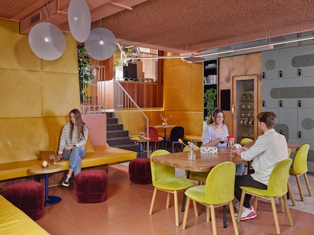 Lobby sitting area. CityHub Rotterdam