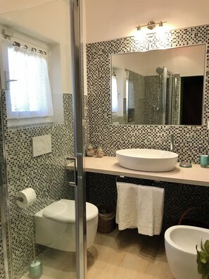 Dusche, kostenlose Toilettenartikel, Haartrockner, Bidet