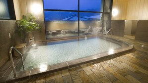 Un jacuzzi con vista a un edificio tradicional.