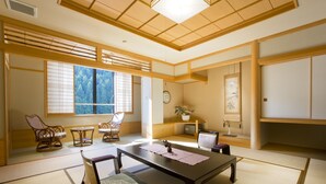 Una habitación japonesa tradicional con suelo de tatami, una mesa baja y mobiliario de madera.