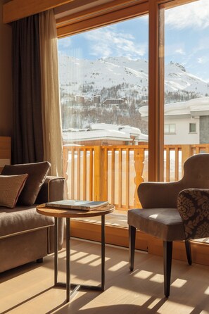 Suite (Alpine Sunny Side) | Living area | Flat-screen TV - Hotel Excelsior Planet (Valtournenche)