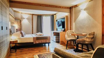 Junior-Studiosuite, Bergblick | Hochwertige Bettwaren, Minibar, Zimmersafe, schallisolierte Zimmer