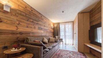 Suite familiare | Area soggiorno | TV a schermo piatto