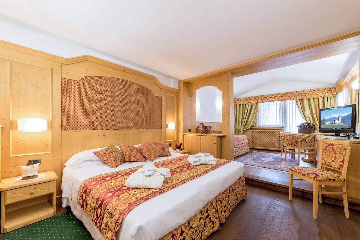 Junior Studio Suite (Sunny Side) | 1 bilik tidur, peralatan tempat tidur premium, bar mini
