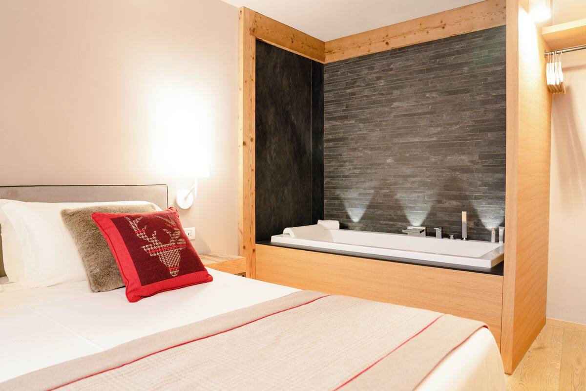 Suite | Premium bedding, minibar, in-room safe, soundproofing