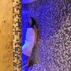 Een sauna, een bubbelbad, een Turks bad/hammam, lichaamsbehandelingen