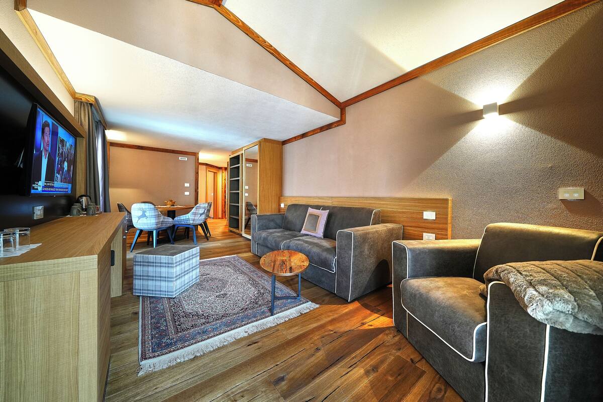 Royal Suite | Living area | Flat-screen TV