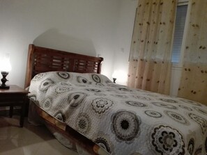 Muebles diferentes, cortinas blackout y ropa de cama 