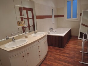 Triple Room (Symphonie) | Bathroom | Hair dryer, towels - La Pause Doree (Clermont-Ferrand)