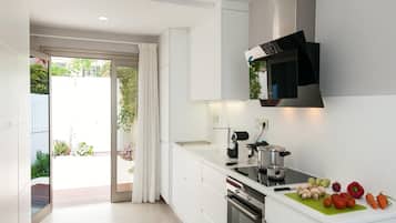 Een koelkast, een magnetron, een vaatwasser