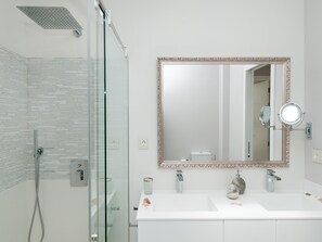 Chuveiro, produtos de toalete grátis, secador de cabelo 