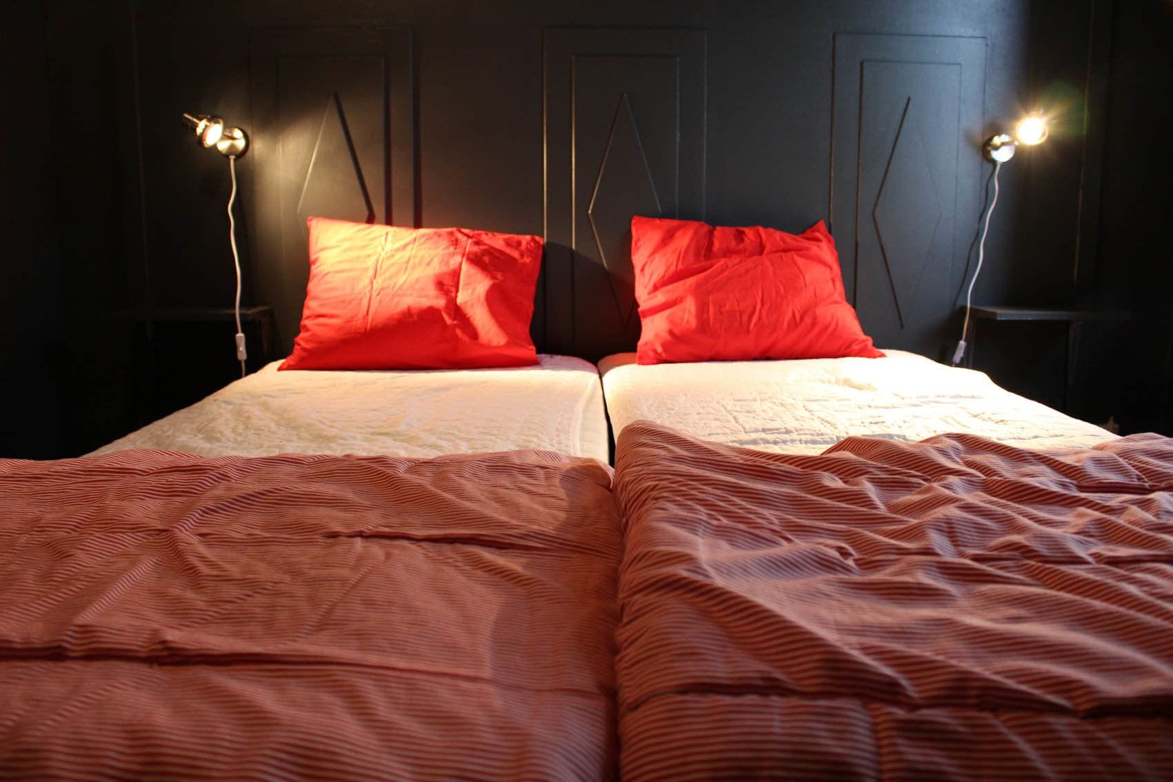 Escritorio, cortinas blackout y tabla de planchar con plancha 