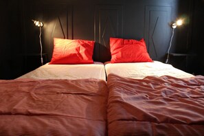 Escritorio, cortinas blackout y tabla de planchar con plancha