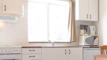 KylskÄp, spishÀll och kaffe- och tebryggare