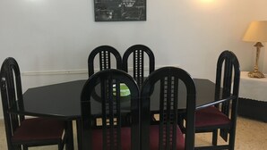 Căn hộ cơ bản, 2 phòng ngủ | Khu vực ăn uống tại phòng