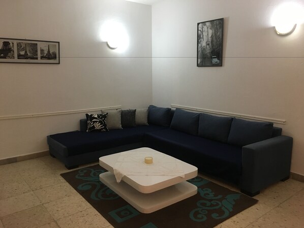 Basic Apartment, 2 Bedrooms | Living room | 40-inch flat-screen TV with satellite channels, TV - Coquet Appart à Marsa Ville (La Marsa)