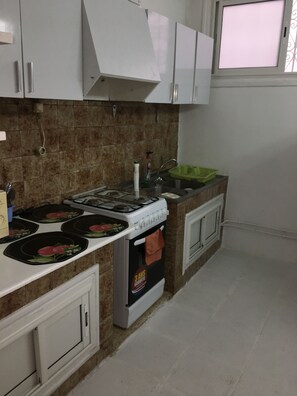 Basic Apartment, 2 Bedrooms | Private kitchen | Fridge, microwave, stovetop, coffee/tea maker - Coquet Appart à Marsa Ville (La Marsa)