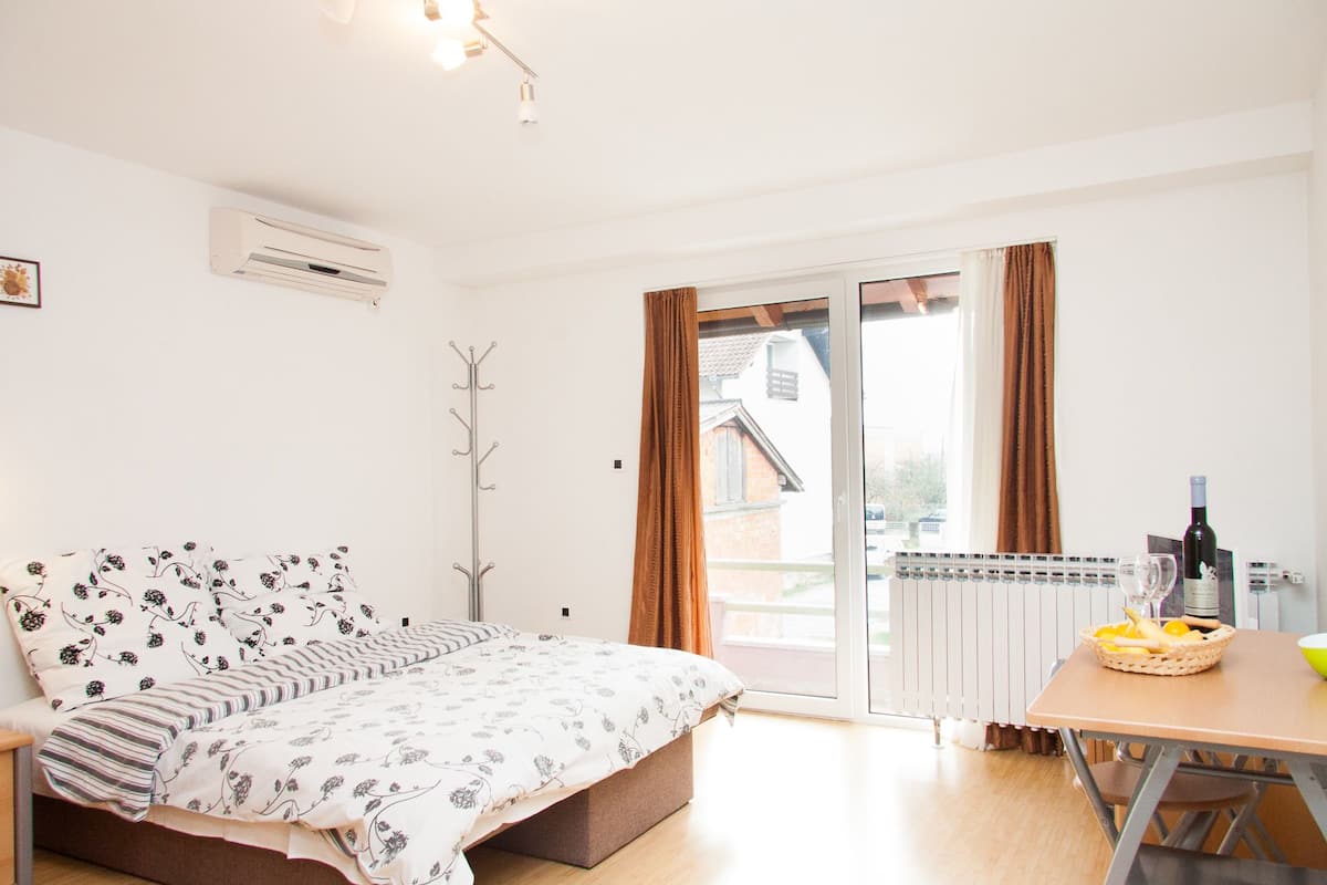 Double Room | Peralatan tempat tidur hipoalergenik, meja, katil bayi/kot (percuma) 