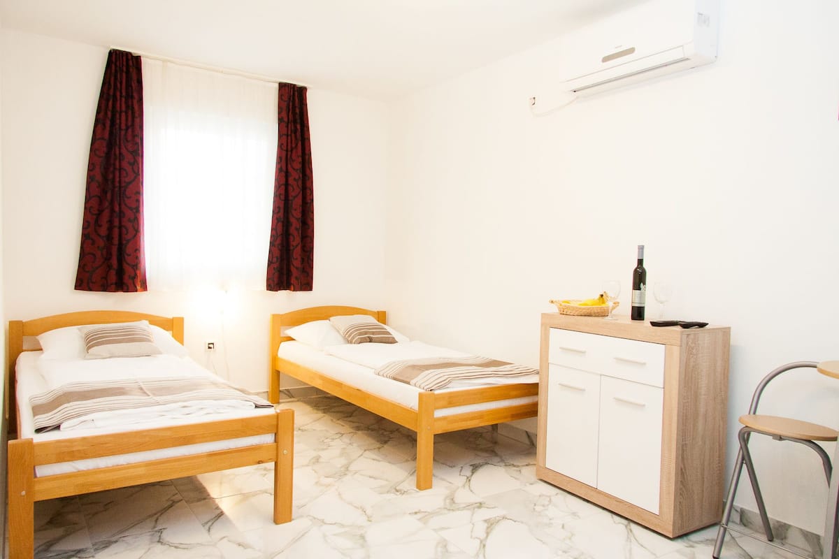 Twin Room | Peralatan tempat tidur hipoalergenik, meja, katil bayi/kot (percuma) 