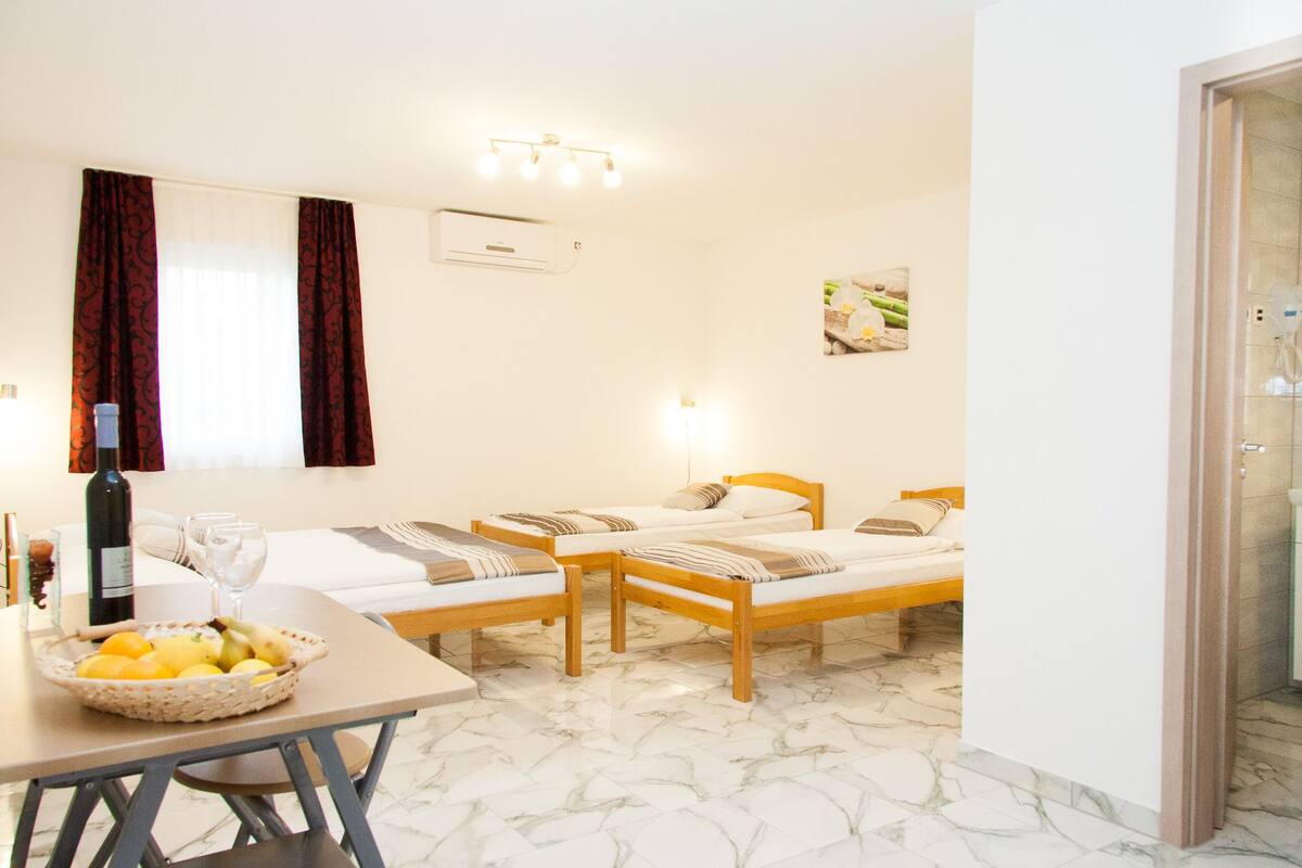 Family Room | Peralatan tempat tidur hipoalergenik, meja, katil bayi/kot (percuma) 