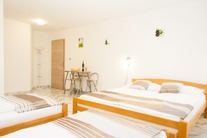 Quarto família | Roupas de cama antialérgicas, escrivaninha, berços grátis