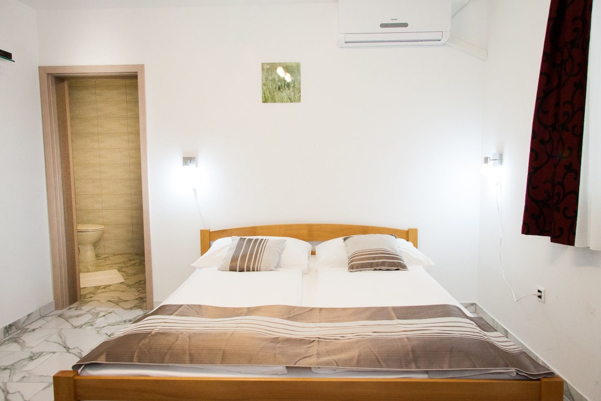 Comfort Double Room | Peralatan tempat tidur hipoalergenik, meja, katil bayi/kot (percuma) 