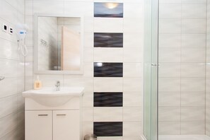 Family Room | Bathroom | Shower, hair dryer, towels, soap