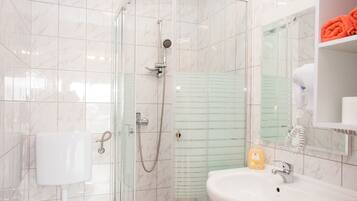 Doppelzimmer | Badezimmer | Dusche, Haartrockner, Handtücher, Seife