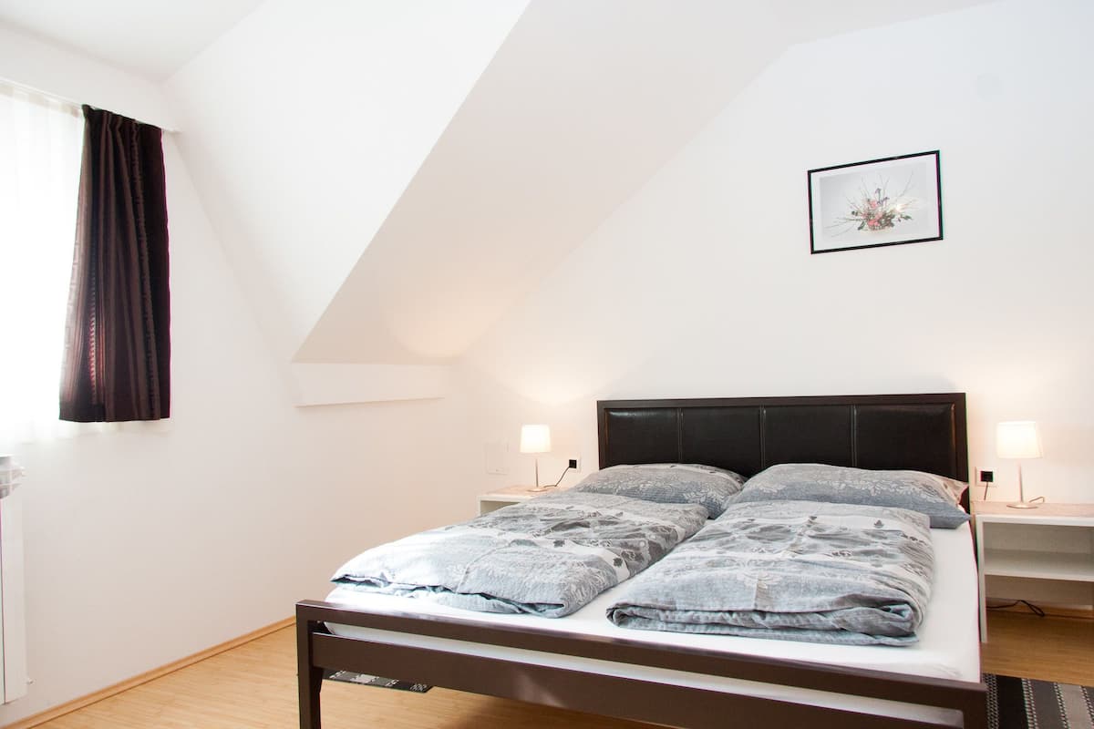 Suite, 1 Bedroom | Peralatan tempat tidur hipoalergenik, meja, katil bayi/kot (percuma) 