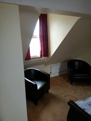 Individually decorated, individually furnished, desk, blackout curtains - Oceans (Dawlish)