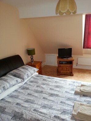 Comfort Double Room, 1 Double Bed, Accessible, Ocean View | Individually decorated, individually furnished, desk, blackout drapes - Oceans (Dawlish)