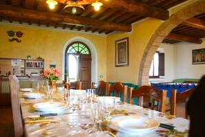 Villa, több hálószobával | Nappalirész | Síkképernyős tévé, kandalló, csocsóasztal és pingpongasztal