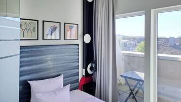 Chambre Standard, 1 grand lit (Top Floor, Furnished Balcony) | Literie hypoallergénique, coffres-forts dans les chambres, bureau