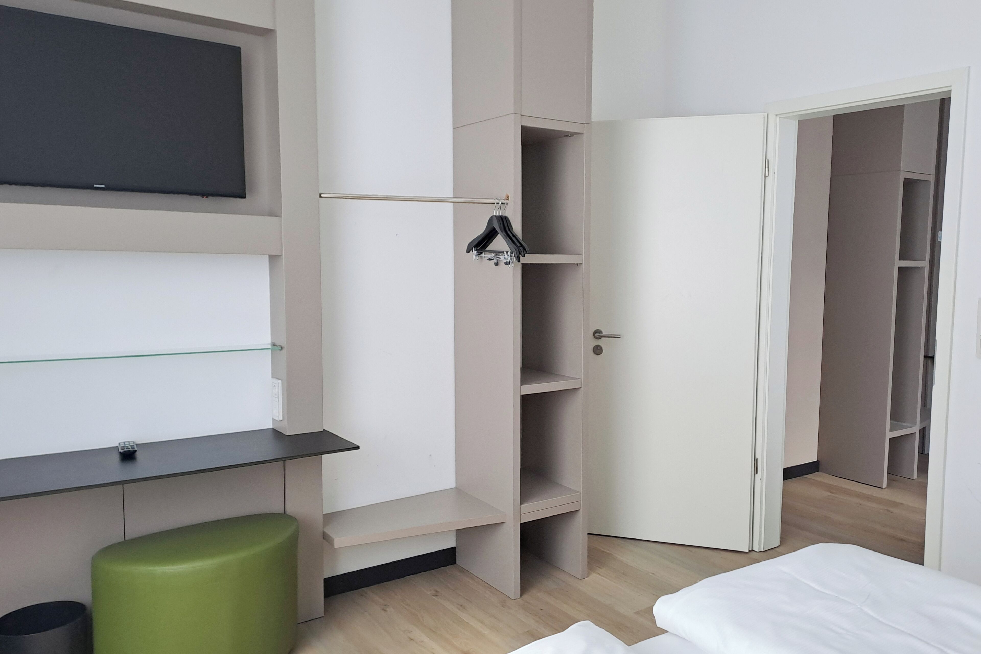 Premium-Zimmer, 1 Queen-Bett | Allergikerbettwaren, Zimmersafe, Schreibtisch, Verdunkelungsvorhänge