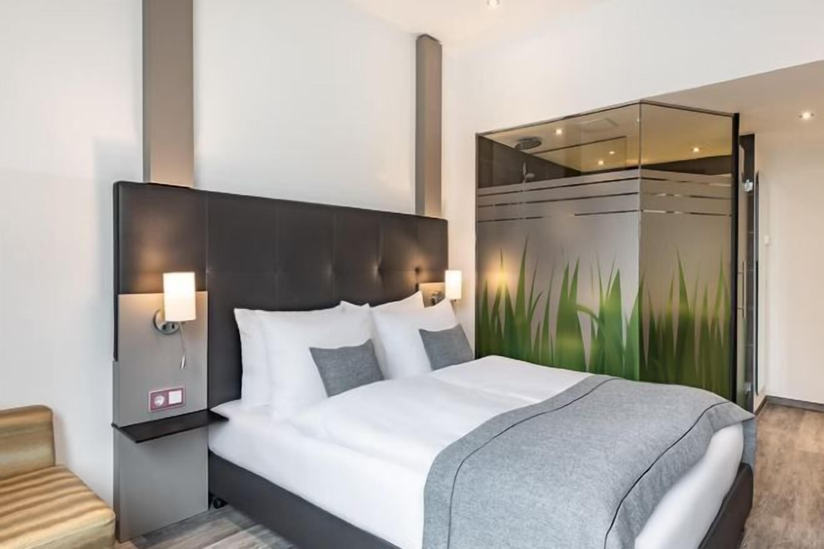 Hypo-allergenic bedding, in-room safe, desk, blackout drapes