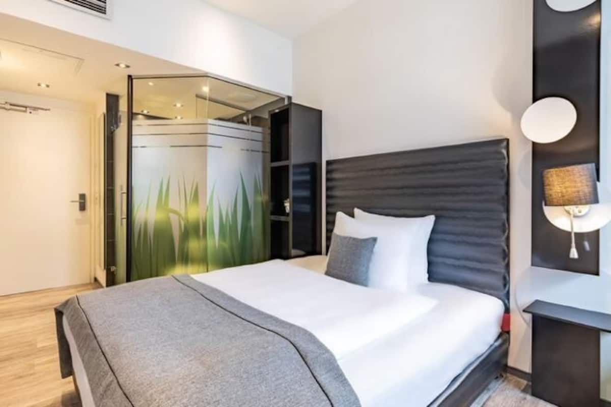 Hypo-allergenic bedding, in-room safe, desk, blackout drapes