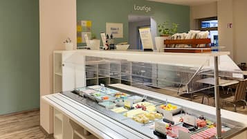 朝食 (ビュッフェ)、毎日提供 (1 名様 19 EUR)