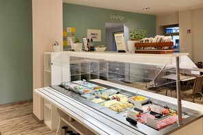 每日付費供應吃到飽自助式早餐
