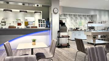 每日供應自助早餐 (每人 EUR19)