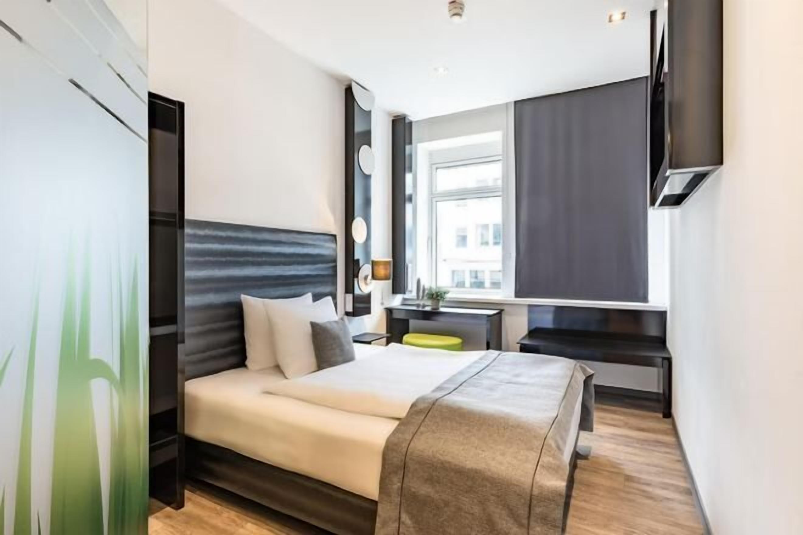 Hypo-allergenic bedding, in-room safe, desk, blackout drapes