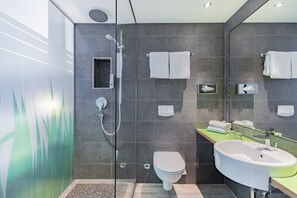 Shower, free toiletries, hair dryer, towels - Garner Hotel Bremen City by IHG (Bremen)