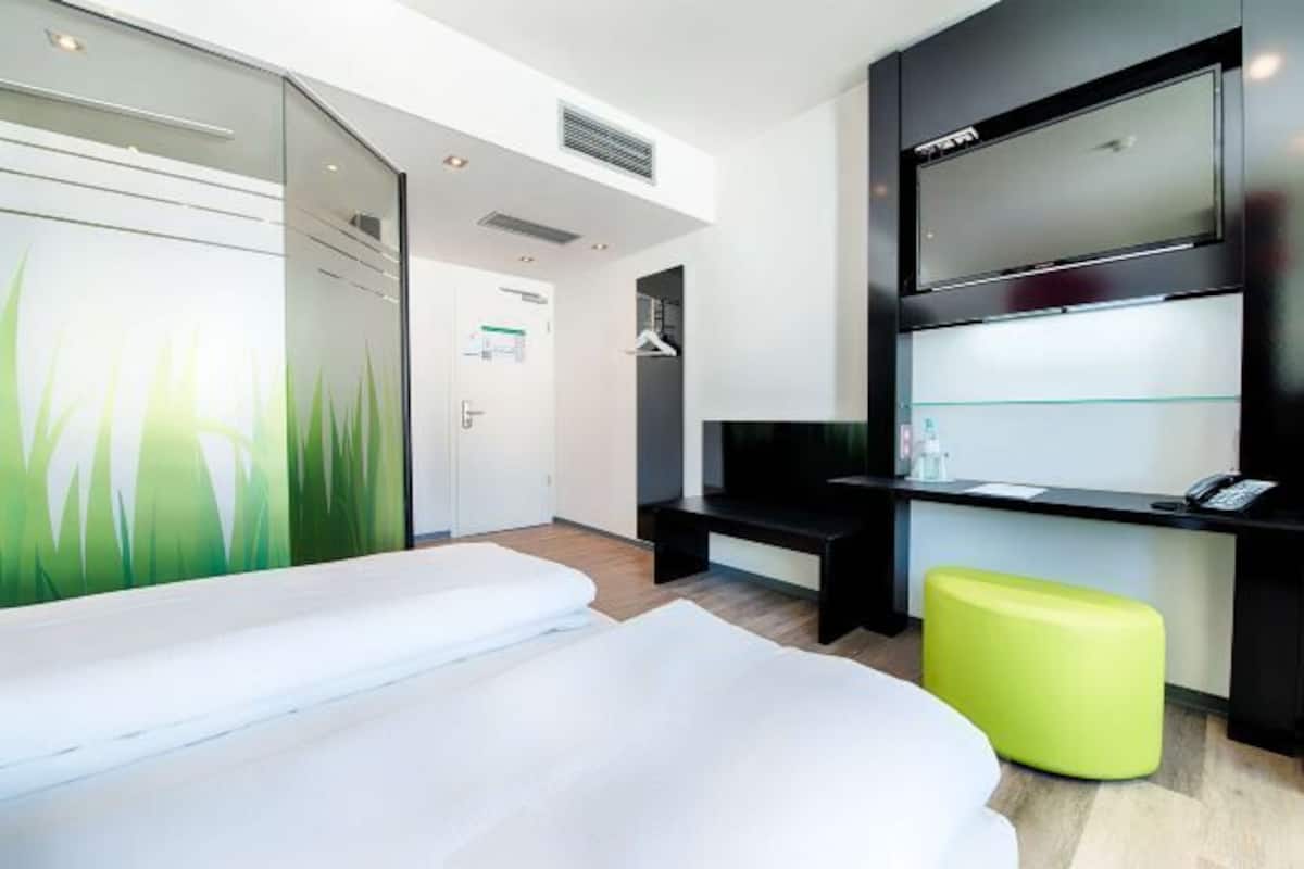 1 bedroom, hypo-allergenic bedding, in-room safe, desk