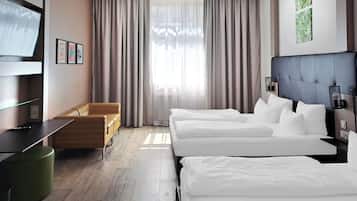 Ropa de cama hipoalergénica y caja de seguridad en la habitación