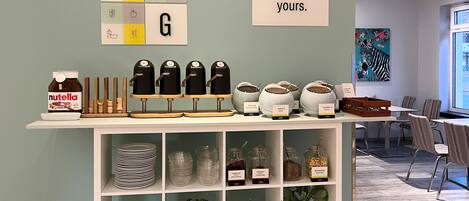 Una barra de desayuno con diferentes alimentos y un tarro de Nutella.