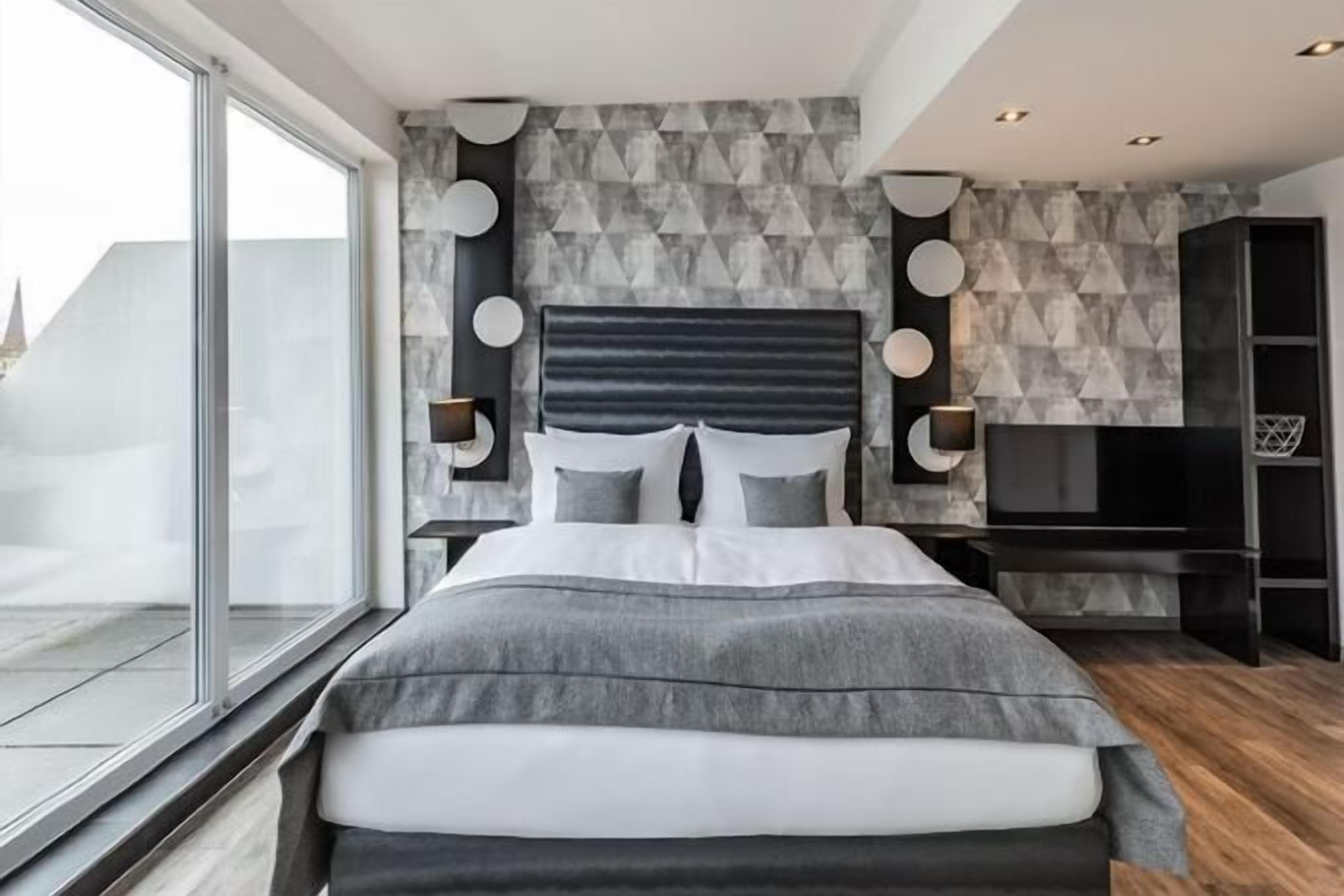 Hypo-allergenic bedding, in-room safe, desk, blackout drapes