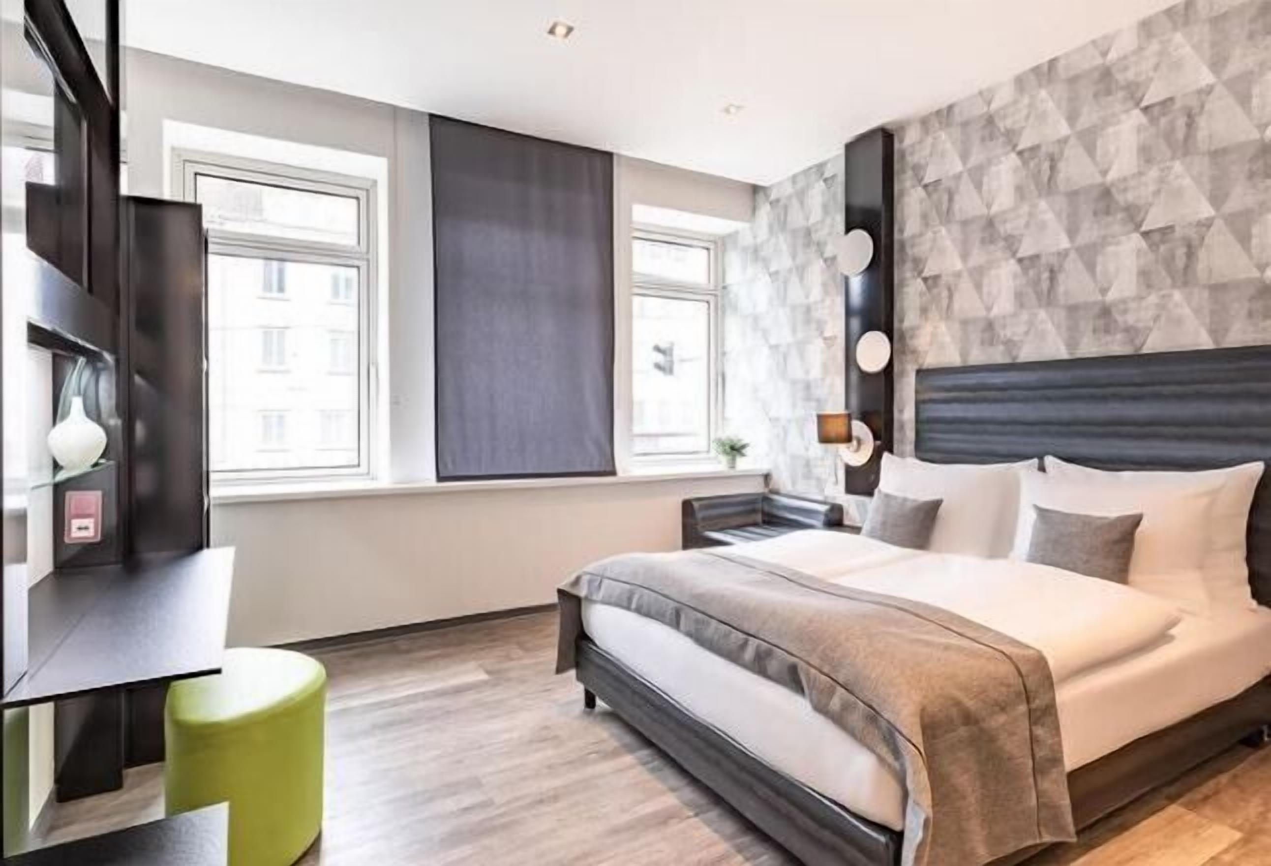 Hypo-allergenic bedding, in-room safe, desk, blackout drapes