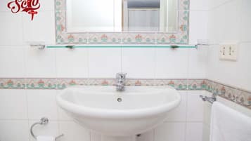 Dusche, Haartrockner, Bidet, Handtücher